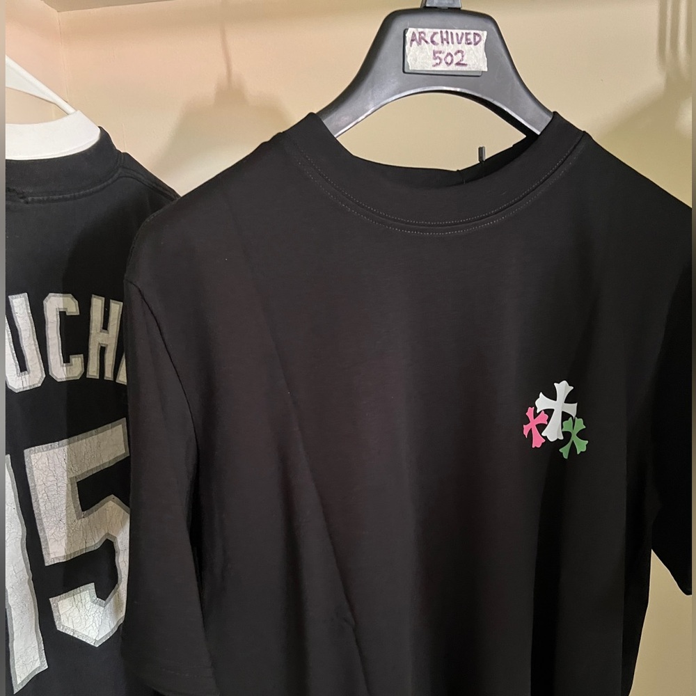 BLACK CHROME HEART MULTI CROSS TSHIRT
TRUE TO SIZE
ARCHIVED 502 PROPERTY
SIZE M,